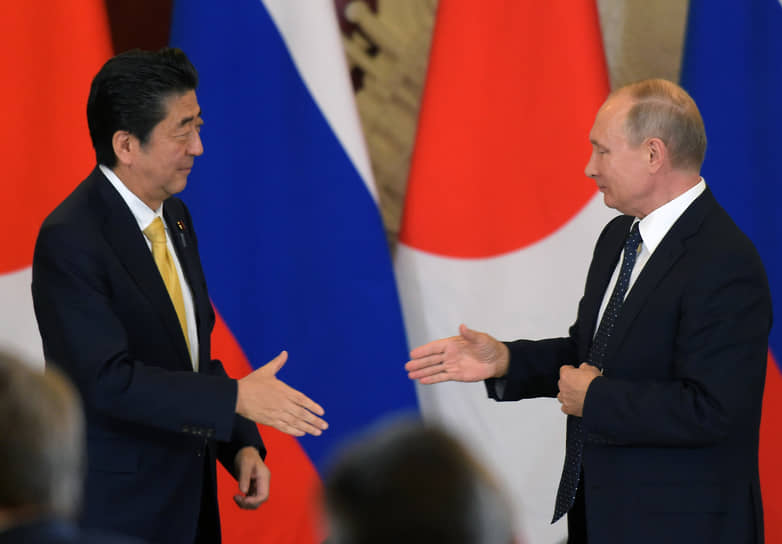 Синдзо Абэ (слева) и Владимир Путин в 2018 году 
