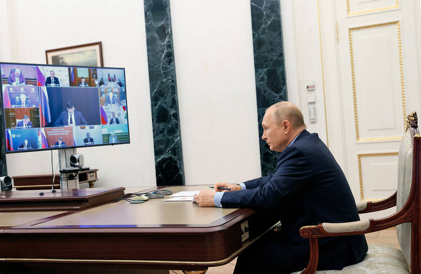 Президент России Владимир Путин во время совещания с членами правительства России