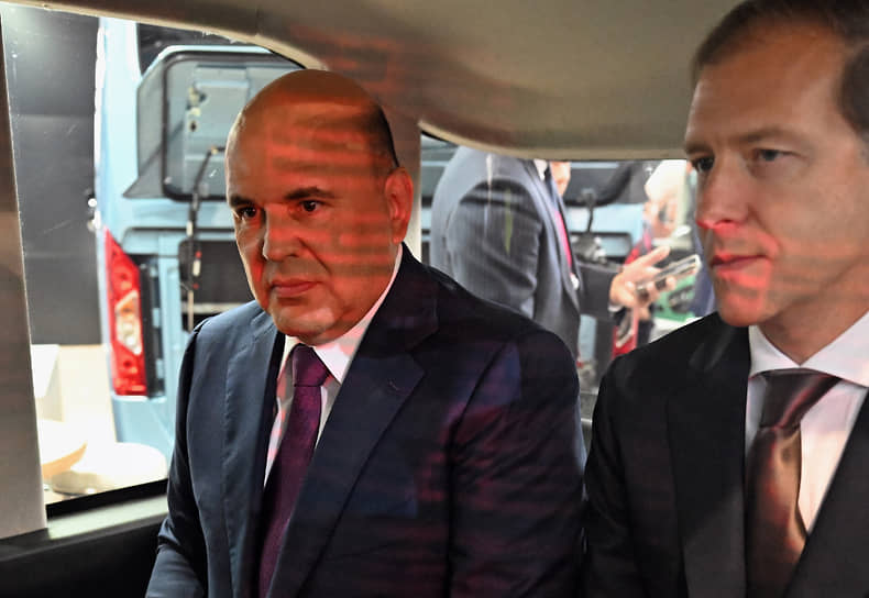 Глава Минпромторга Денис Мантуров (справа) и председатель правительства Михаил Мишустин