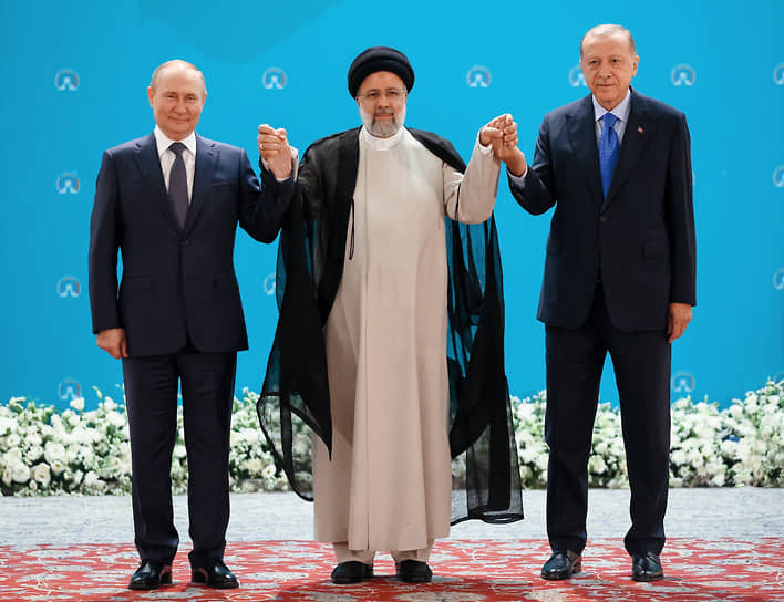 Слева направо: Владимир Путин, Эбрахим Раиси, Реджеп Тайип Эрдоган