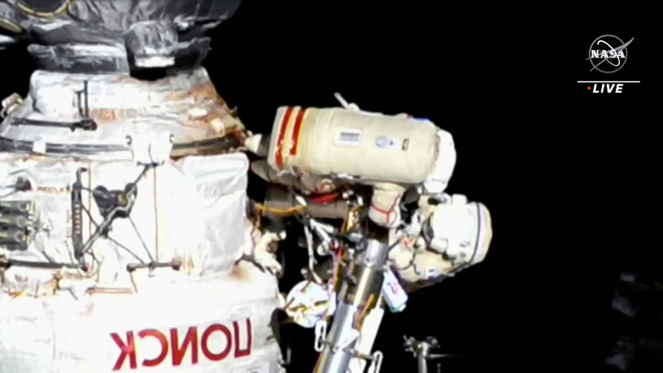 Выход космонавтов Артемьева и Кристофоретти в открытый космос