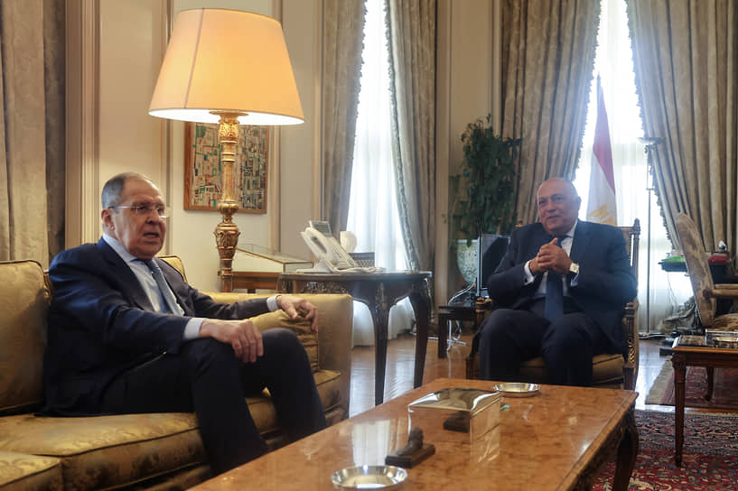 Министр иностранных дел России Сергей Лавров  (слева)  со своим египетским коллегой Самехом Шукри в Каире
