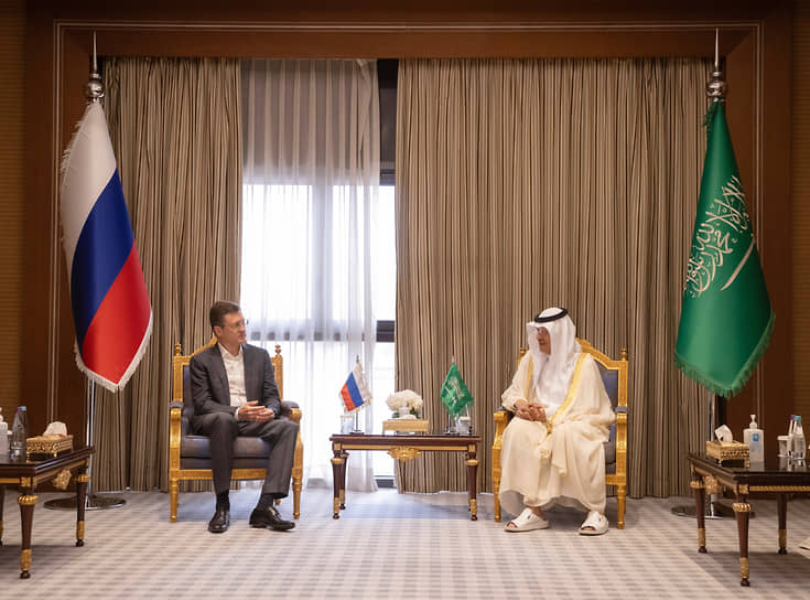 Министры энергетики России и Саудовской Аравии Александр Новак (слева) и Абдулазиз бен Сальман
