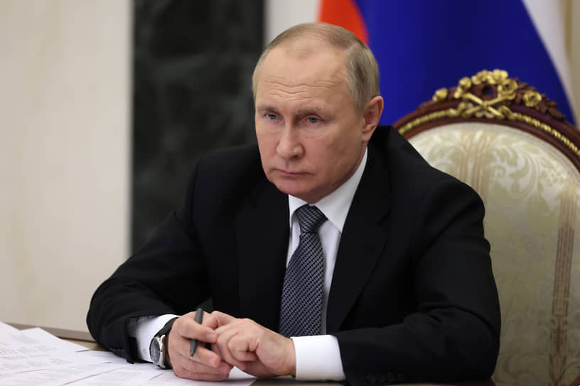 Владимир Путин на совещании в июне