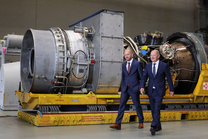 Исполнительный директор Siemens Energy Кристиан Брух и канцлер Германии Олаф Шольц рядом с турбиной 