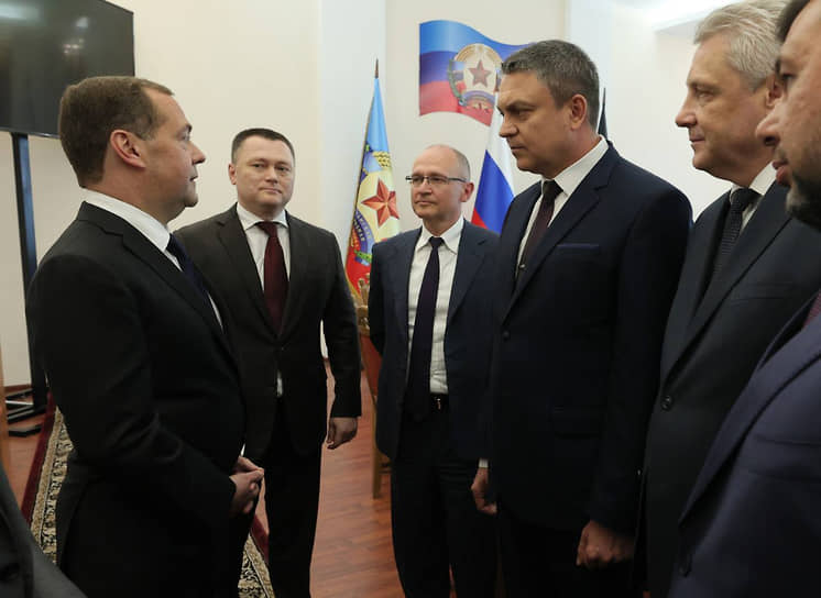 Дмитрий Медведев на встрече (слева)