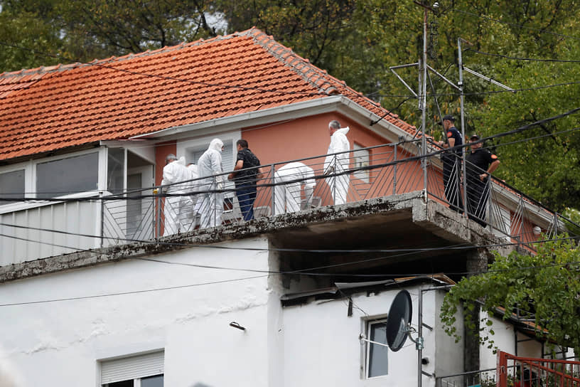 Судебно-медицинская группа полиции осматривает дом, в котором началась стрельба