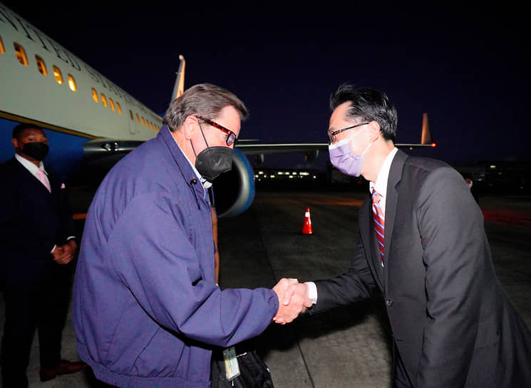 Генеральный директор Департамента по делам Северной Америки министерства иностранных дел Тайваня Дуглас Сюй (справа) приветствует представителя США Джона Гараменди