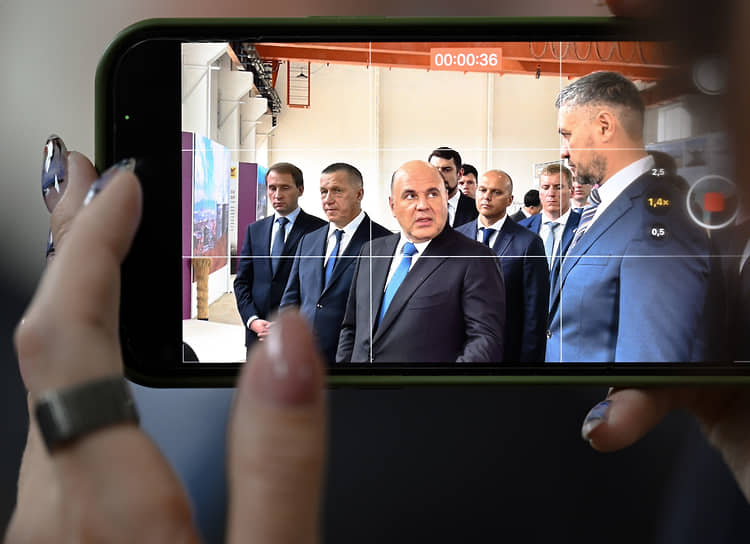 Председатель правительства России Михаил Мишустин (в центре) во время рабочей поездки в Читу