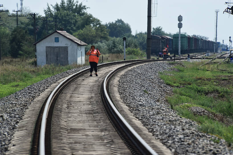 Восстановительные работы железнодорожных путей, поврежденных в результате детонации боеприпасов в селе Майское