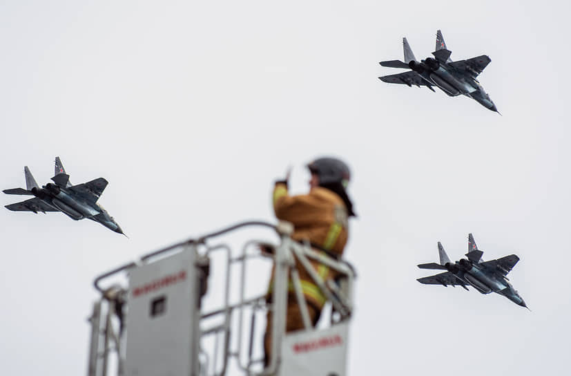 Истребители МиГ-31 на репетиции парада в честь Дня Военно-морского Флота
