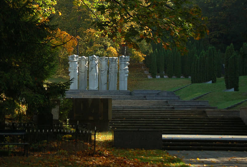 Мемориал советским солдатам на Антакальнисском кладбище в Вильнюсе