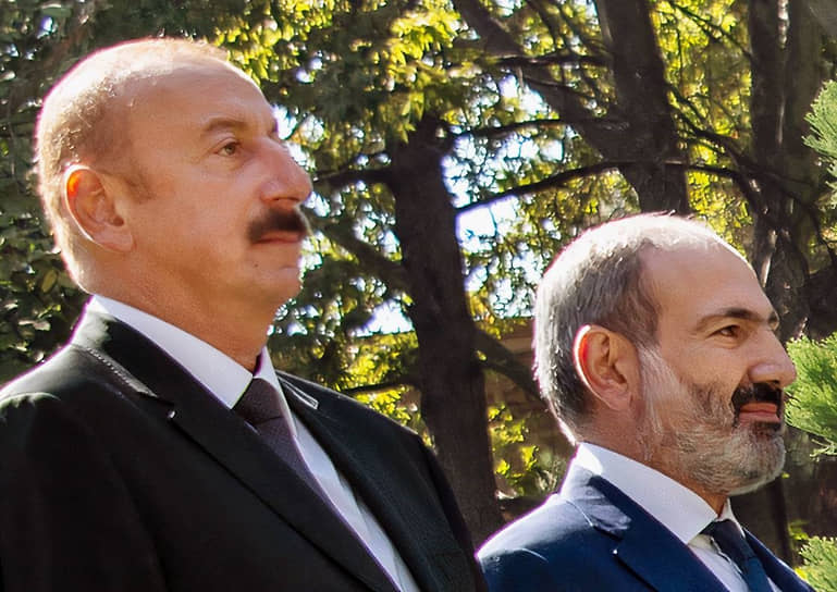 Президент Азербайджана Ильхам Алиев (слева) и премьер-министр Армении Никол Пашинян