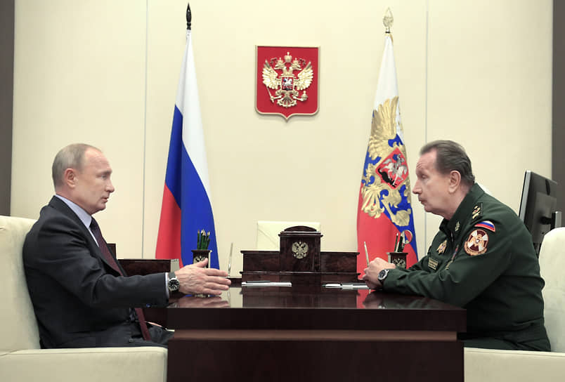Президент России Владимир Путин (слева) и Виктор Золотов 