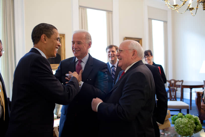 Слева направо: Барак Обама, Джо Байден и Михаил Горбачев в 2009 году