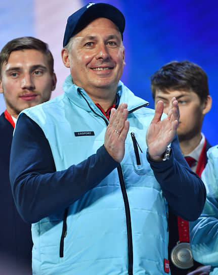 Станислав Поздняков (в центре) 