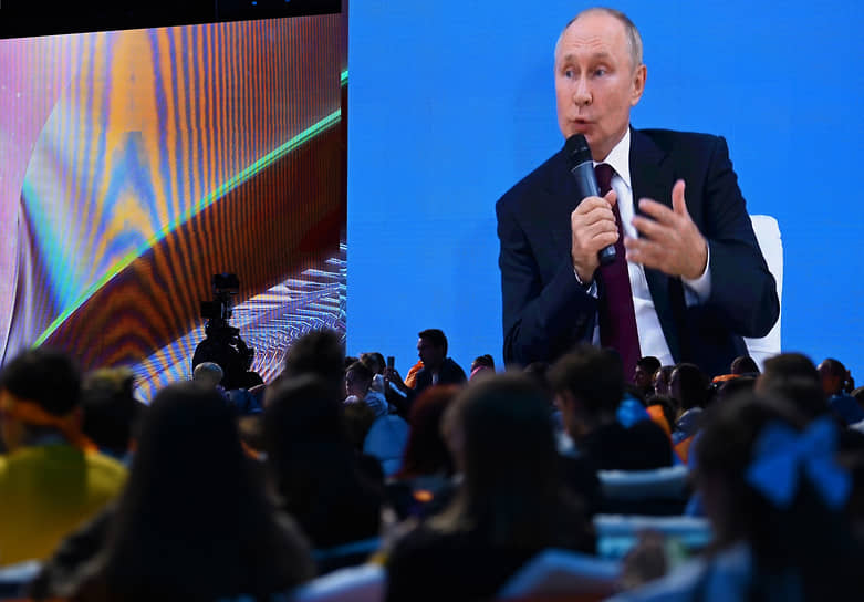 Президент России Владимир Путин (на экране)