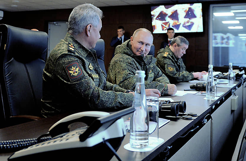 Владимир Путин (в центре), Сергей Шойгу (слева), Валерий Герасимов (справа)