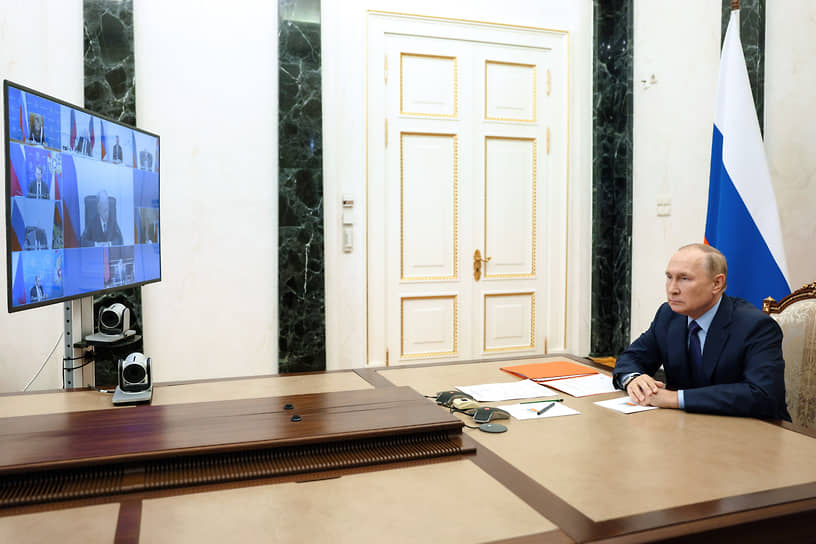 Владимир Путин во время совещания с членами Совбеза