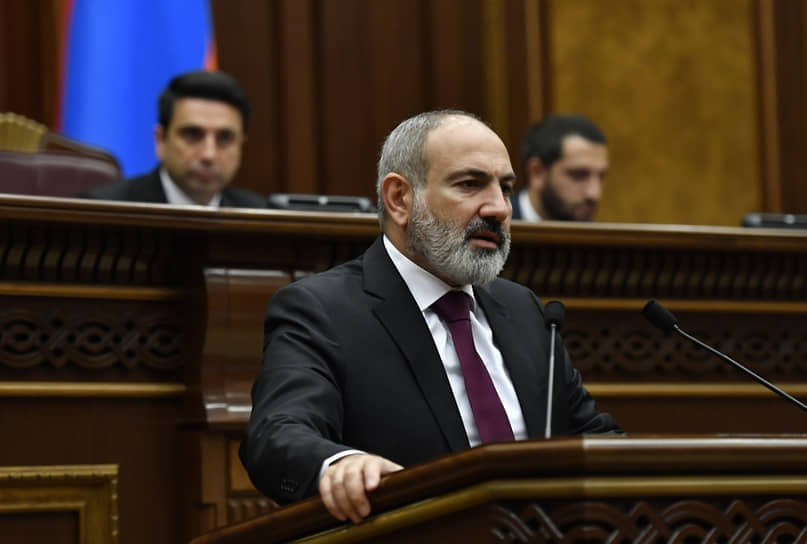 Paşinyan: “Hərbi vəziyyət bəyanatı masamın üzərindədir”