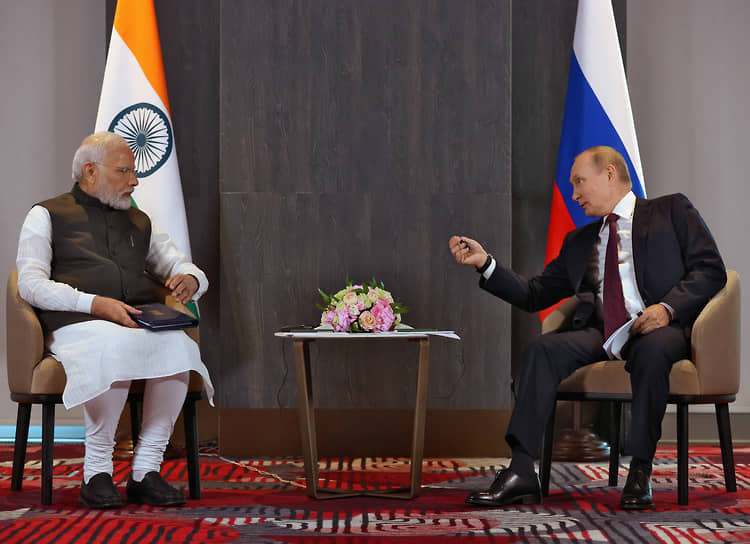 Нарендра Моди (слева) и Владимир Путин во время встречи 16 сентября