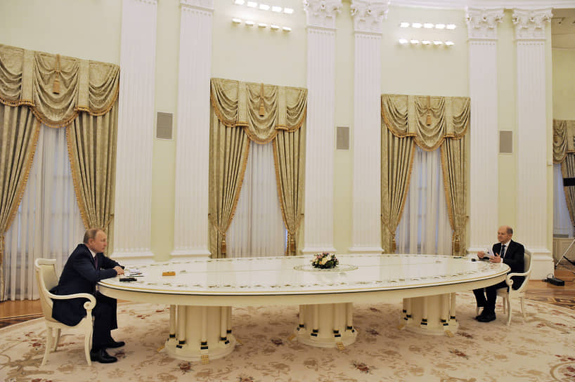 Президент России Владимир Путин (слева) и федеральный канцлер Германии Олаф Шольц 