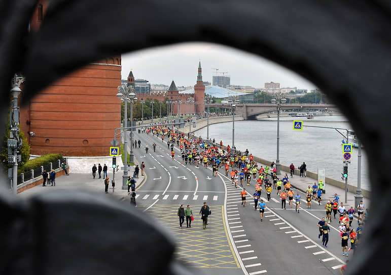 Московский марафон проводится с 2013 года и собирает десятки тысяч участников со всего мира. В 2021 году Московский марафон был отменен из-за пандемии коронавируса