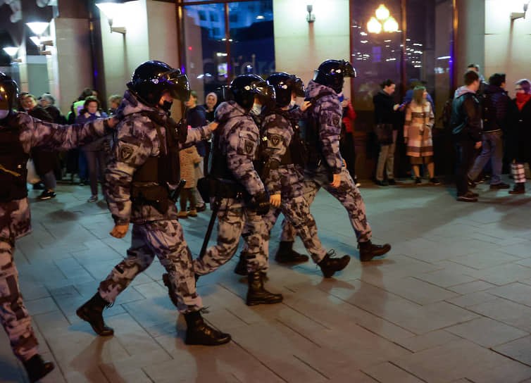 Сотрудники правоохранительных органов во время несанкционированной акции в Москве