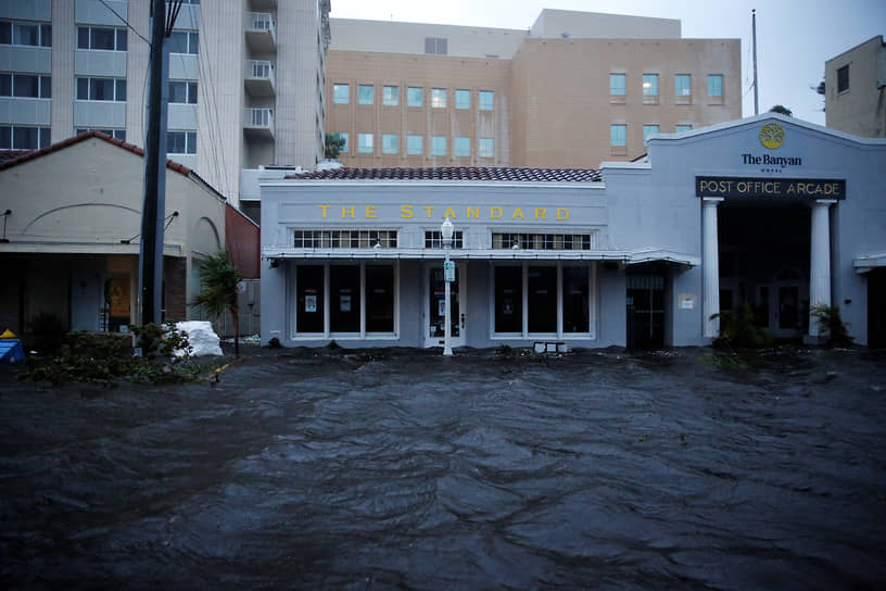 Затопленная улица в Форт-Майерс