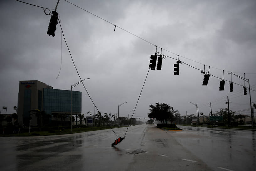 Упавший светофор в городе Форт-Майерс, штат Флорида