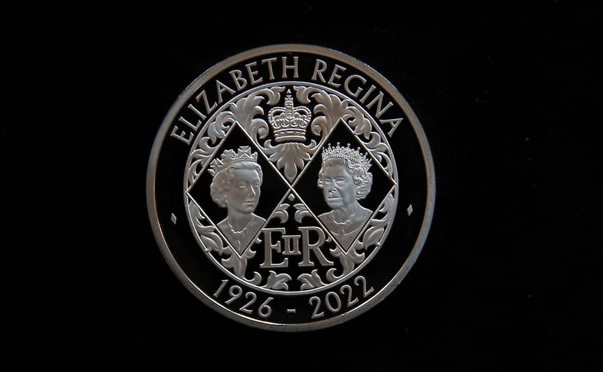 Монета номиналом &amp;pound;5 с изображениями Елизаветы II 
