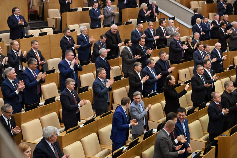 Депутаты на внеочередном пленарном заседании Госдумы