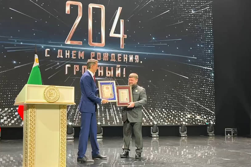 Рамзан Кадыров (справа) во время получения сертификата Книги рекордов РФ 