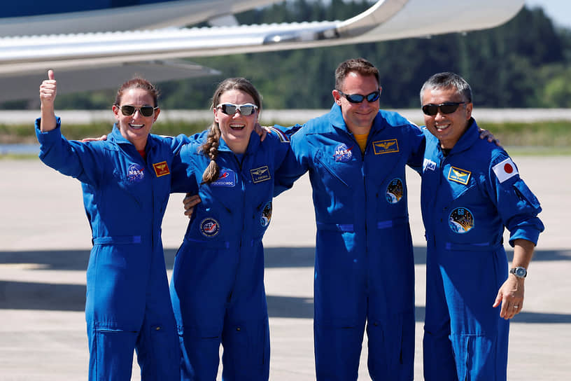 Слева направо: астронавт NASA Николь Мэнн, космонавт Роскосмоса Анна Кикина, астронавт NASA Джош Кассада, астронавт JAXA Коити Ваката
