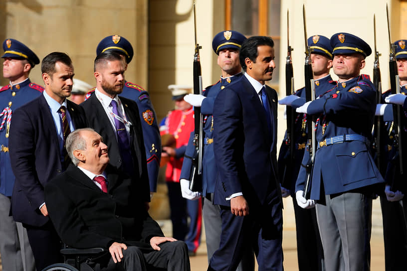 Президент Чешской Республики Милош Земан, слева, приветствует эмира Катара шейха Тамима Бен Хамада Аль Тани в Праге
