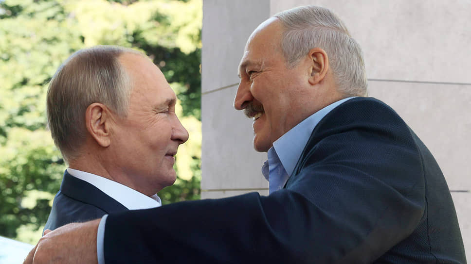 «Будем сеять хлеб..., вырастим — и... Европе, чтоб не голодали»: Лукашенко подарил Путину на день рождения трактор