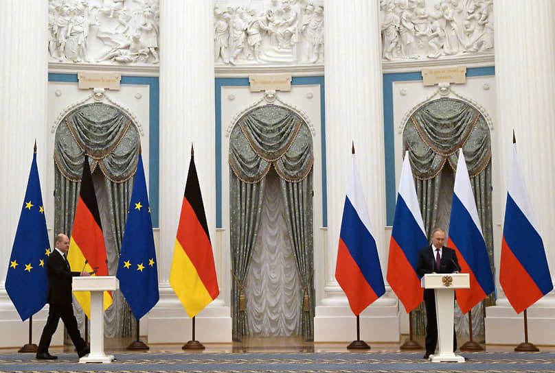 Президент России Владимир Путин (справа) и федеральный канцлер Германии Олаф Шольц (слева) во время пресс-конференции по итогам встречи в Кремле