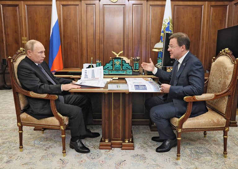 Владимир Путин и Дмитрий Азаров в ходе встречи 
