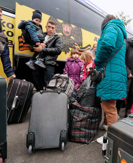 Эвакуированные жители Херсонской области на железнодорожном вокзале в Джанкое (Крым) перед отправкой в пункт временного размещения в Краснодарском крае