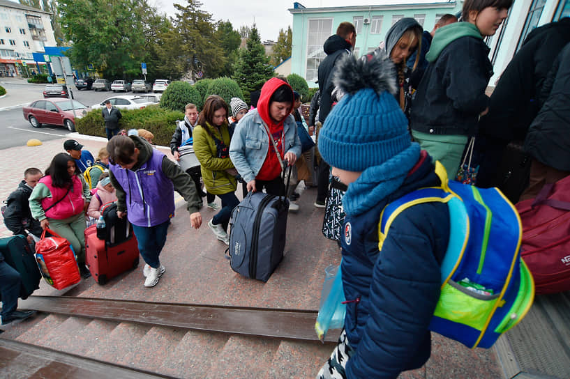 Эвакуированные жители Херсонской области на железнодорожном вокзале в Джанкое (Крым) перед отправкой в пункт временного размещения в Краснодарском крае