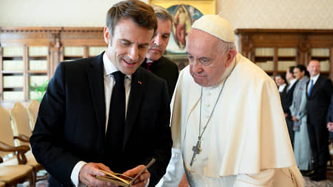 Le Point: Макрон попросил папу римского позвонить Путину и Байдену