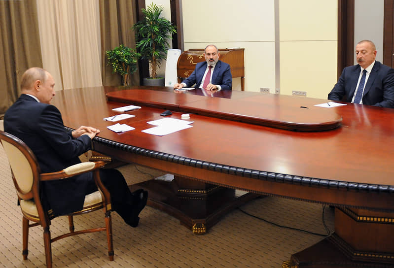 Президент России Владимир Путин (слева), президент Азербайджана Ильхам Алиев (справа) и премьер-министр Армении Никол Пашинян (в центре)