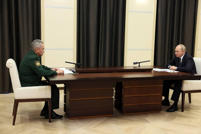 Президент Владимир Путин и министр обороны Сергей Шойгу (слева)