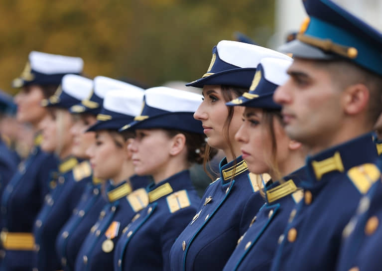 Участники торжественной церемонии выпуска молодых офицеров в Краснодарском высшем военном авиационном училище летчиков имени Серова