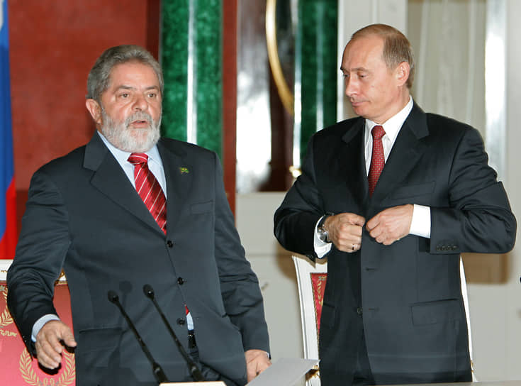 Президент России Владимир Путин (справа) и президент Бразилии Луис Инасиу Лула да Силва (слева) в 2005 году