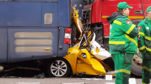 При столкновении грузовика, такси и автобуса в центре Москвы погибли два человека