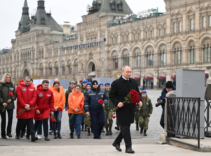 Владимир Путин возлагает цветы к памятнику Минину и Пожарскому