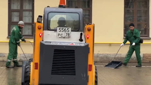 В Петербурге коммунальщики провели учения по уборке снега на чистых улицах