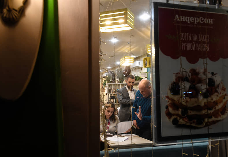 Сотрудники кафе на улице Кусковой во время проверки представителями Федеральной налоговой службы