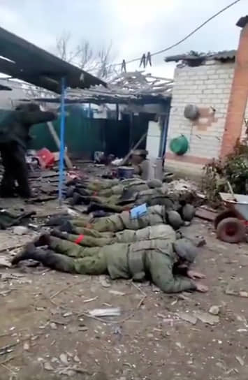 Кадр из видео предположительного расстрела российских военнопленных в Макеевке